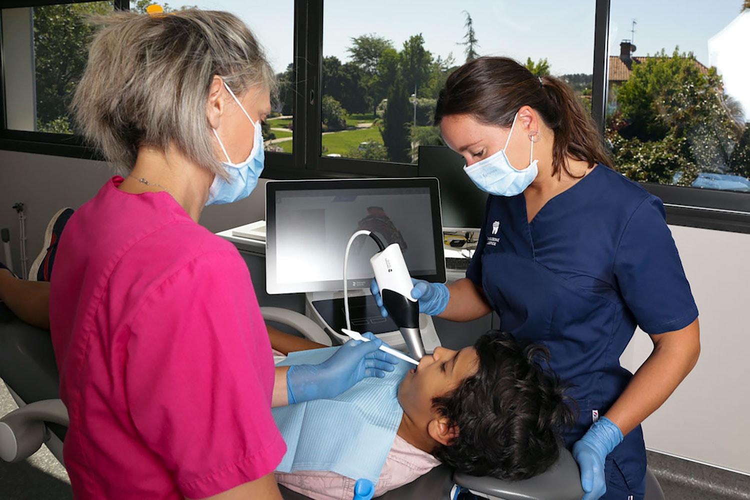 Enfant chez le dentiste dans un environnement adapté
